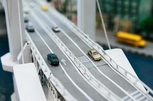 close-up de modelos de carros pequenos no viaduto