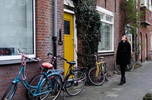 turista loira andando por uma cidade holandesa