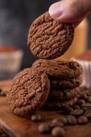 biscoitos com grãos de café em uma placa de madeira foto