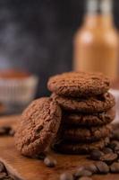 biscoitos com grãos de café em uma placa de madeira foto