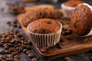 cupcakes de banana com grãos de café foto