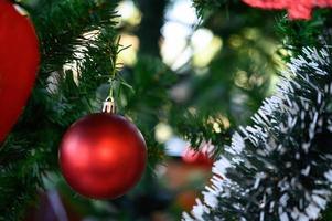 close-up de um enfeite de árvore de natal vermelho foto