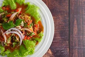 Salada picante com sardinha em molho de tomate foto