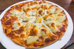 close-up de pizza de queijo foto