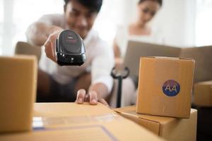 casal feliz no escritório em casa com negócios online foto