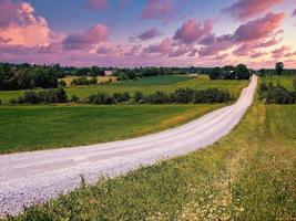 valcourt, quebec, canadá, 4 de julho de 2020 - um caminho que atravessa o campo foto