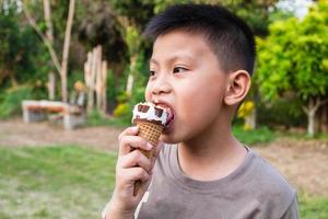 close-up de um menino tomando sorvete foto