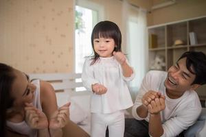 criança feliz com pais brincando foto