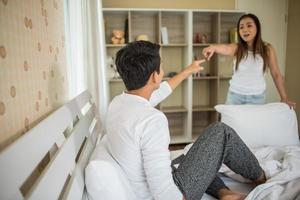 casal infeliz discutindo no quarto foto