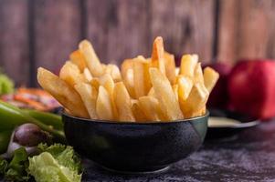 batatas fritas em uma tigela preta foto