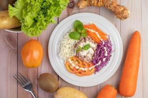 salada de atum com cenoura, tomate e repolho foto