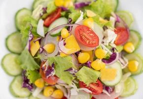 salada de legumes em prato branco foto