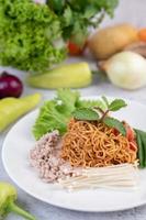 macarrão frito com vegetais misturados foto