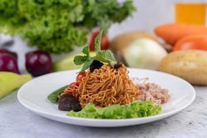 macarrão frito com vegetais misturados foto