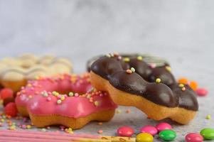 rosquinhas de morango e chocolate foto