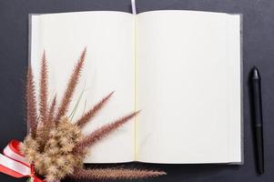 caderno em branco na mesa foto