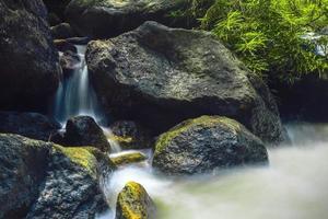 cachoeira nang rong na tailândia foto