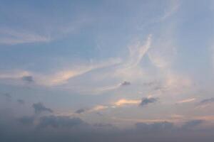 o céu e nuvens foto