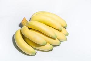 bananas em fundo branco foto