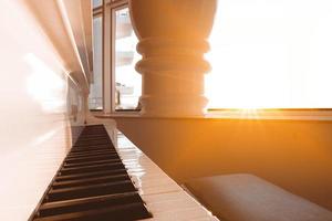 luz do sol em um piano foto