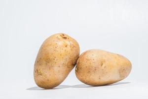 batatas no fundo branco foto