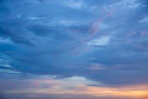 o céu ao pôr do sol foto