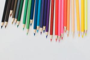 lápis de cor em um fundo branco foto
