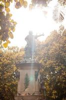 Santo Domingo, República Dominicana, 2020 - estátua de um homem segurando um livro rodeado por árvores foto