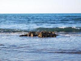 praia azul e rochas foto