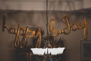 balões feliz aniversário foto