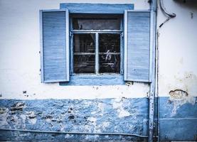 tremores azuis em uma janela foto
