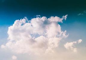 nuvens brancas fofas em um céu azul. foto