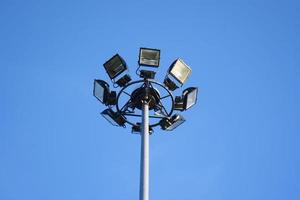 luzes de futebol em um céu azul foto