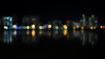 bokeh colorido do horizonte da cidade do rio à noite foto