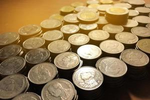 Pilha de moedas de baht tailandês com fundo claro suave moeda tailandesa no conceito de finanças, dinheiro seguro. foto
