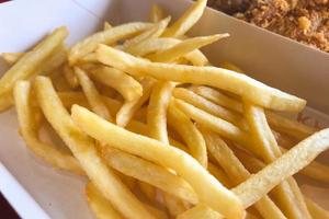 batatas fritas na cesta pronta para comer foto