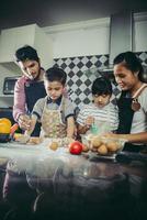 família feliz aproveitando o tempo cozinhando juntos na cozinha foto