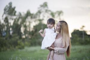 mãe e filha brincando juntas em um prado foto