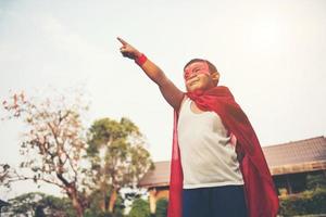 super menino mostrando seus poderosos braços voadores foto