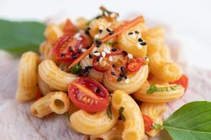 refogado macarrão em cima de carne de porco foto