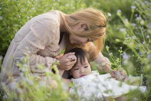 mãe e filha brincando juntas em um prado foto