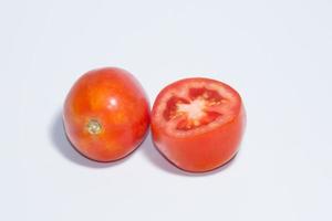 tomates no fundo branco foto