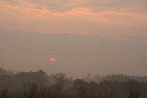 paisagem na tailândia ao nascer do sol foto