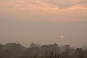 paisagem na tailândia ao nascer do sol foto