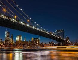 ponte de manhattan à noite foto