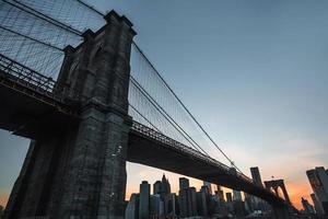 horizonte de manhattan com ponte do brooklyn foto