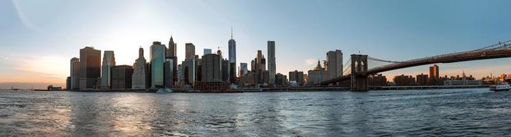 panorama do horizonte de manhattan à noite foto