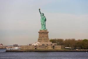 estátua da liberdade no início da manhã foto