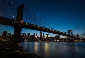 ponte de manhattan à noite foto