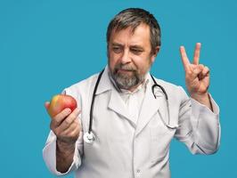 médico dando maçã para uma alimentação saudável